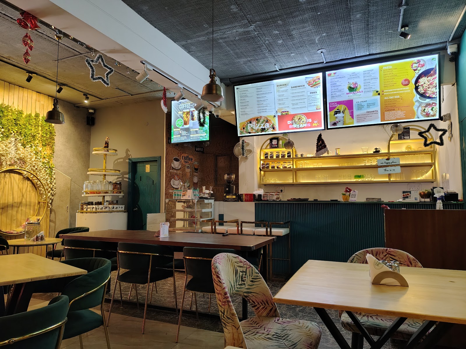 Baileys Cafe and Restaurant — Restaurant in Banaswadi, Bangalore (on-site parking, in-house decoration, DJ permitted, bar service available) — photo 3