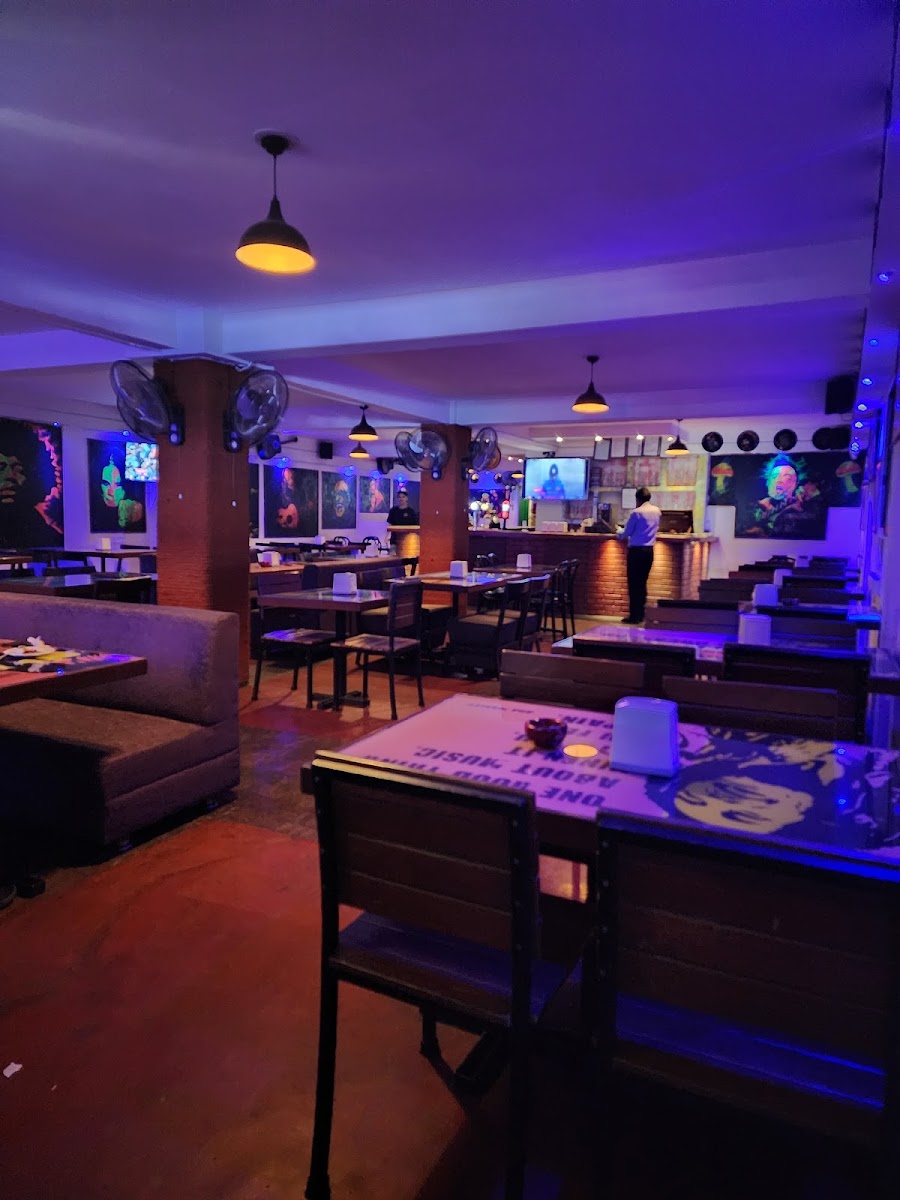 Elongo's Foodie Pub — Banquet Hall in Indiranagar, Bangalore (on-site parking, in-house decoration, DJ permitted, bar service available) — photo 3