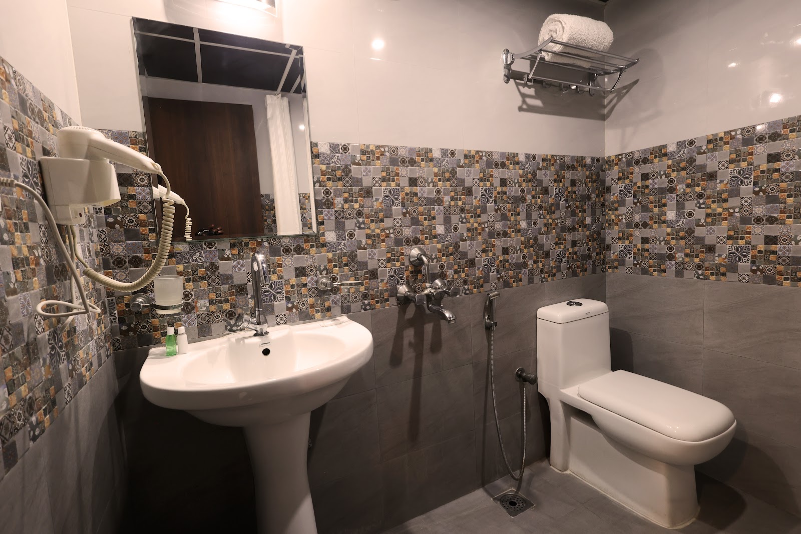 Royale Sapphire Suites — Banquet Hall in Mahadevapura, Bangalore (on-site parking, in-house decoration, outside catering allowed, bar service available) — photo 3