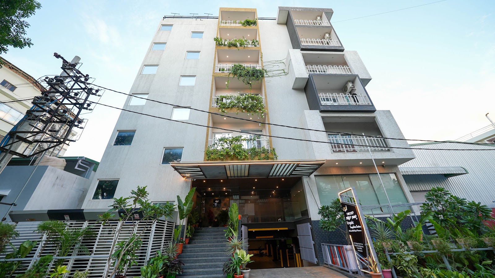 Royale Sapphire Suites — Banquet Hall in Mahadevapura, Bangalore (on-site parking, in-house decoration, outside catering allowed, bar service available) — photo 4