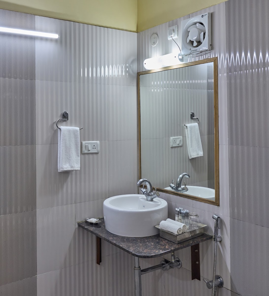 Golden Amoon Retreats — Banquet Hall in Hoskote, Bangalore (on-site parking, in-house decoration, bar service available, 450–1000 guest capacity) — photo 4