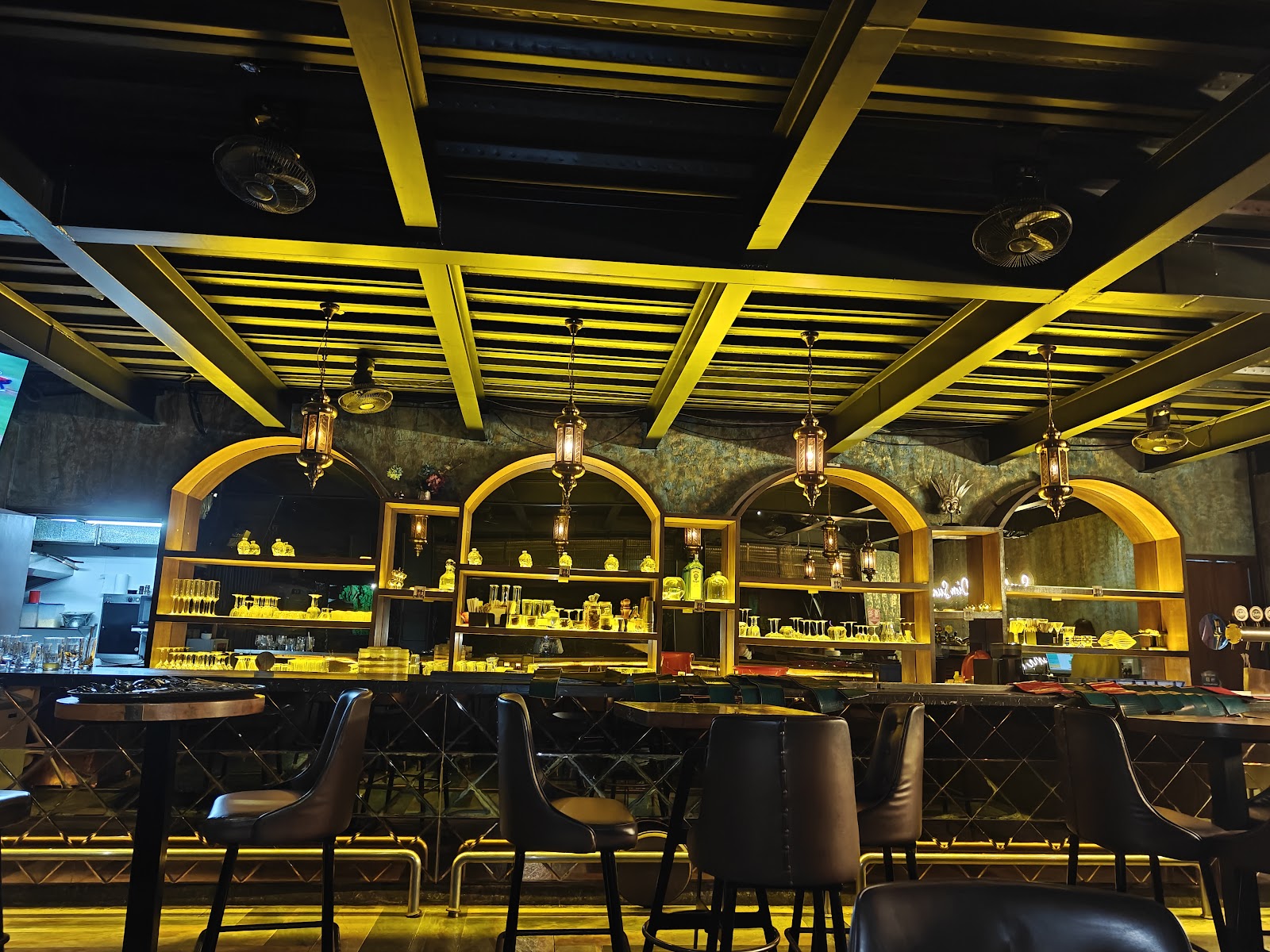 Levels Pub & Kitchen — Pub/Bar in JP Nagar, Bangalore (on-site parking, in-house decoration, DJ permitted, bar service available) — photo 4