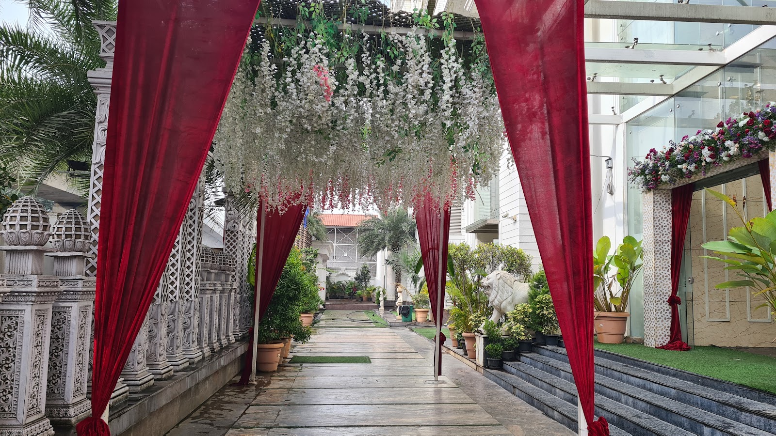 White Palace Hotel & Convention Centre — Banquet Hall in Bangalore (on-site parking, in-house decoration, bar service available, 1200–3500 guest capacity)