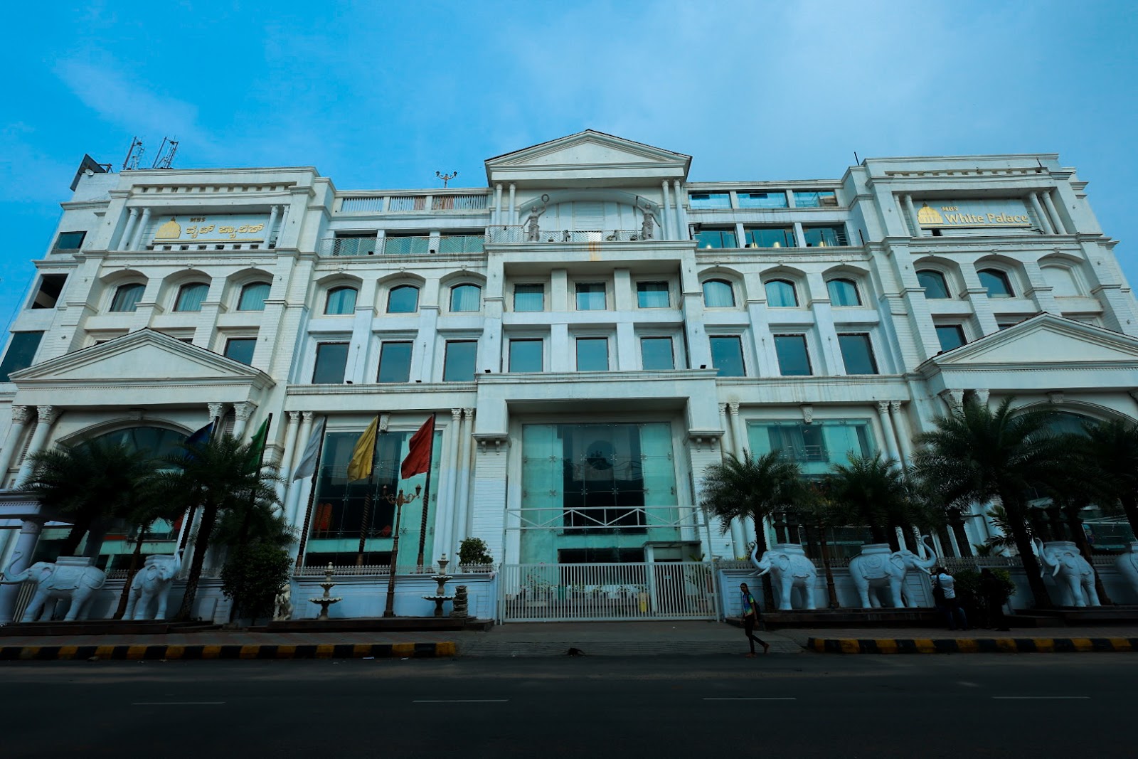 White Palace Hotel & Convention Centre — Banquet Hall in Mysore Road, Bangalore (on-site parking, in-house decoration, bar service available, 1200–3500 guest capacity) — photo 4