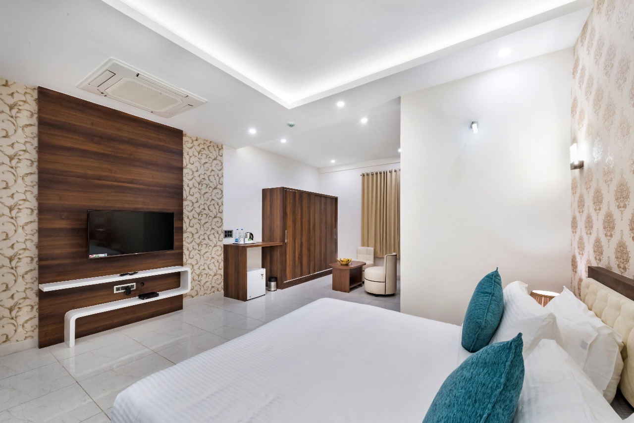 T S Royal Grand Hotel — Banquet Hall in Chandapura, Bangalore (on-site parking, in-house decoration, outside catering allowed, bar service available) — photo 2