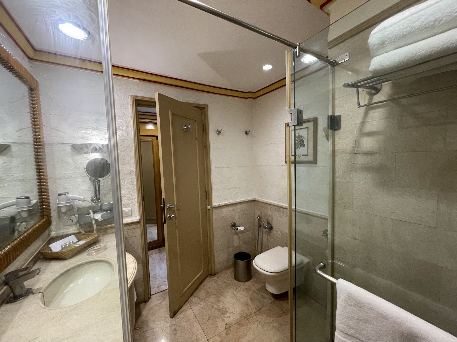 The Golden Palms Hotel & Spa — Banquet Hall in Tumkur Road, Bangalore (on-site parking, in-house decoration, bar service available, 400–800 guest capacity) — photo 4