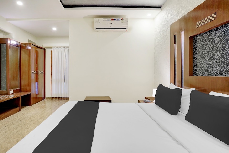 Oyo Townhouse · Koramangala — Banquet Hall in Koramangala, Bangalore (on-site parking, in-house decoration, outside catering allowed, bar service available) — photo 4
