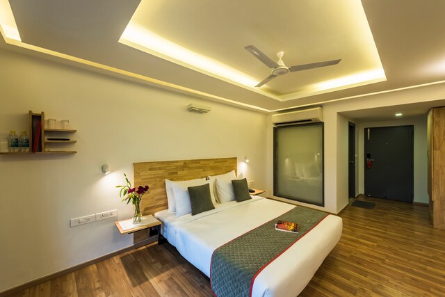 Oyo Townhouse · MG Road — Banquet Hall in MG Road, Bangalore (on-site parking, in-house decoration, outside catering allowed, bar service available) — photo 2