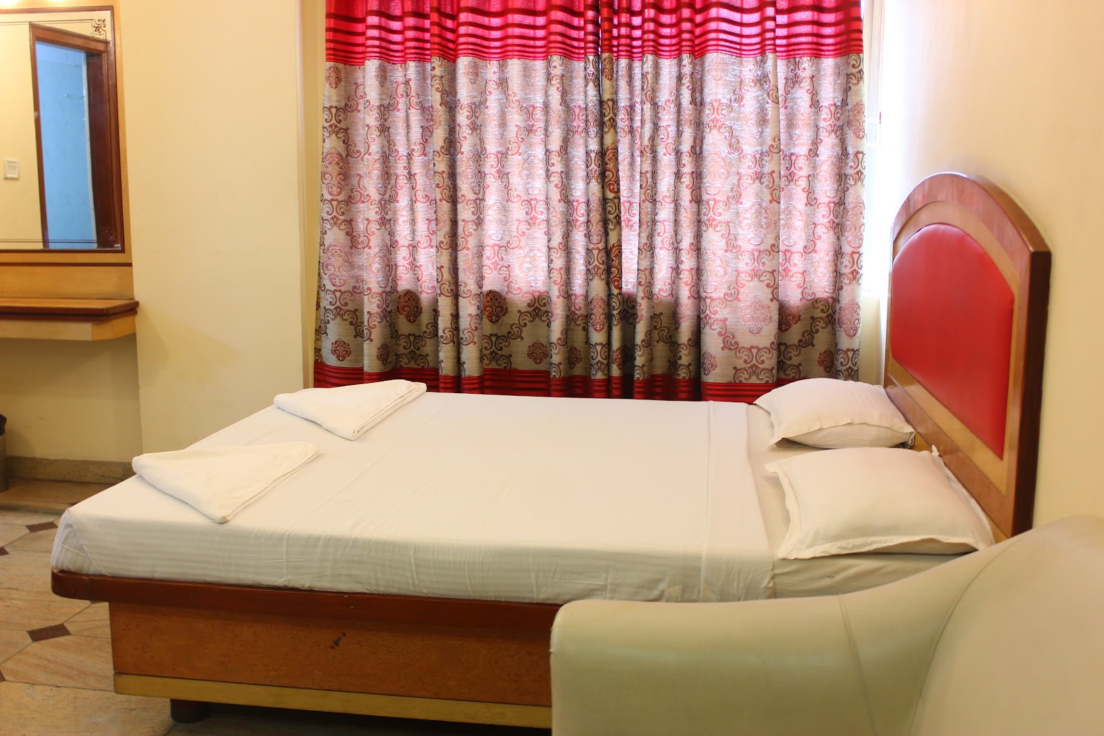 Hotel Aura Inn — Banquet Hall in Rajajinagar, Bangalore (on-site parking, in-house decoration, bar service available, 250–500 guest capacity) — photo 2