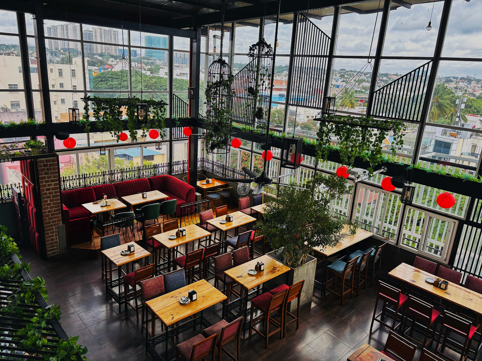 Le Grapes Restobar — Banquet Hall in Rajajinagar, Bangalore (on-site parking, in-house decoration, DJ permitted, bar service available) — photo 3