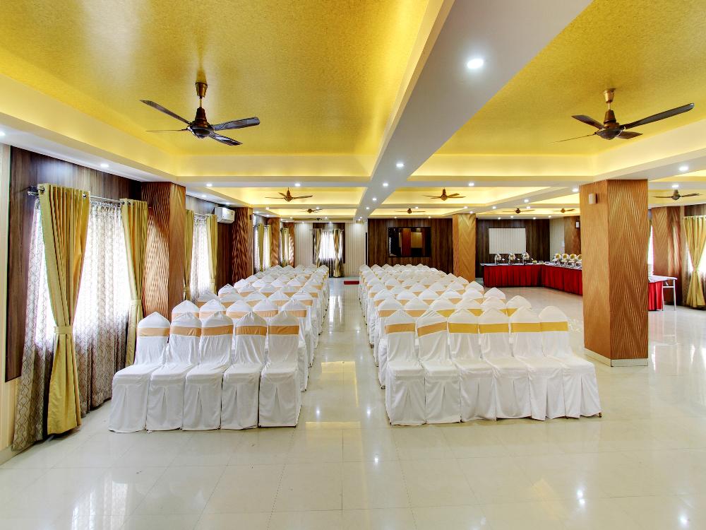 Nandhana Banquet Hall · Rajarajeshwari Nagar — Banquet Hall in Rajarajeshwari Nagar, Bangalore (on-site parking, in-house decoration, outside catering allowed, bar service available)
