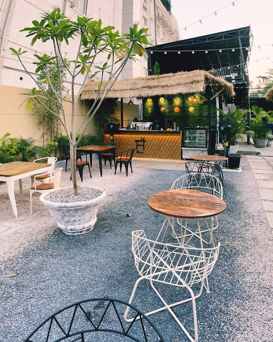 Hyderama Cafe Bar — Restaurant in Hyderabad (on-site parking, in-house decoration, DJ permitted, bar service available)