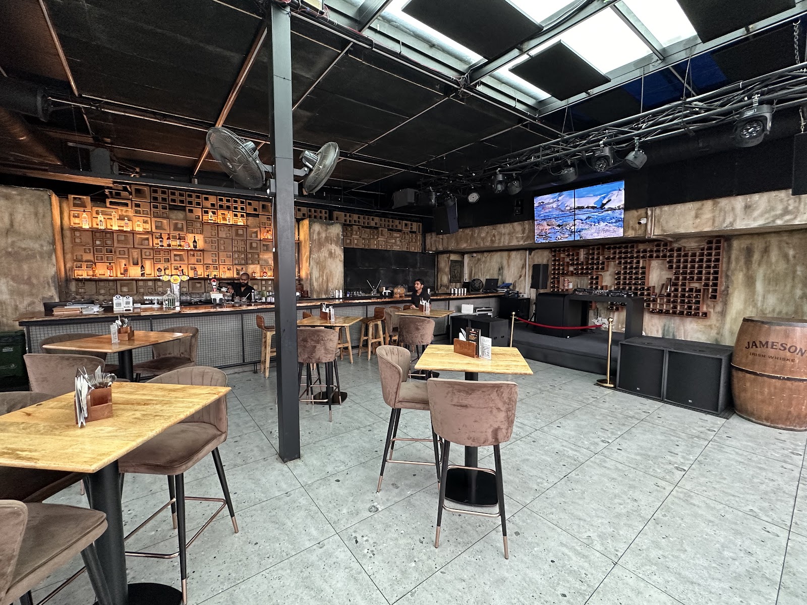 Quad Bar & Kitchen — Pub/Bar in Jubilee Hills, Hyderabad (on-site parking, in-house decoration, DJ permitted, bar service available) — photo 3