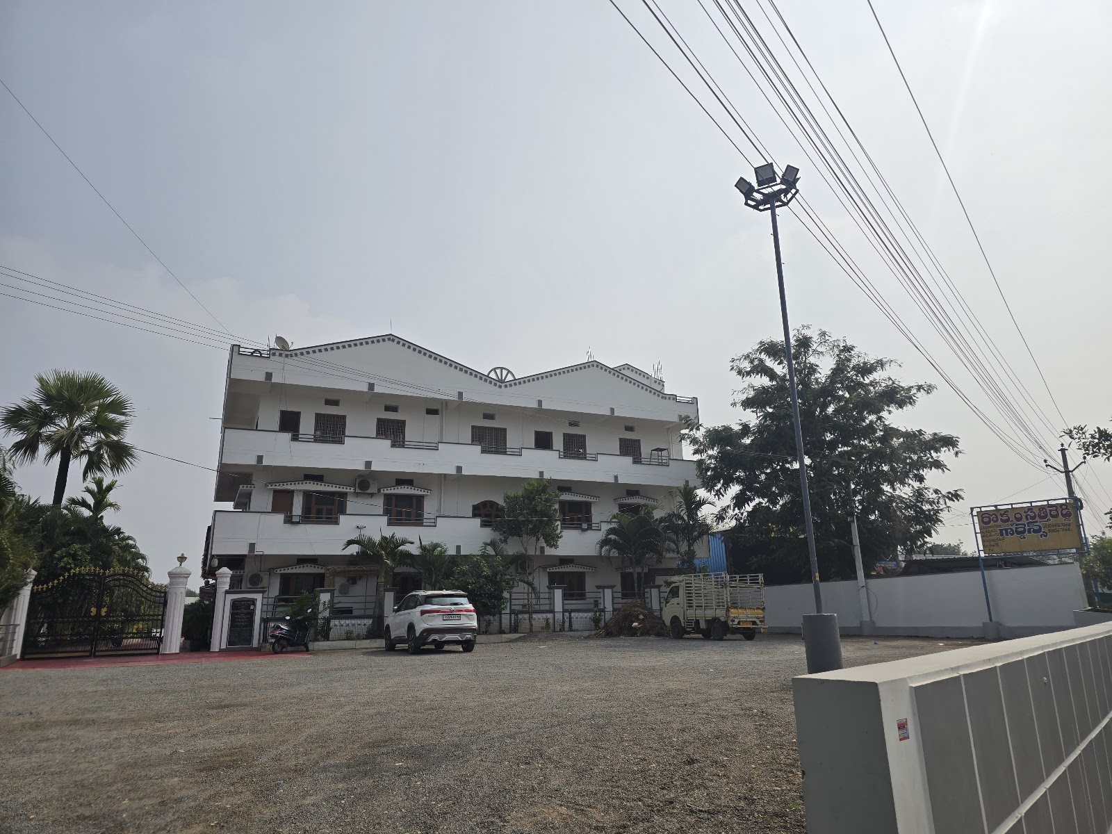 Rokkam Sathi Reddy Function Hall. — Banquet Hall in Turkayamjal, Hyderabad (on-site parking, in-house decoration, DJ permitted, bar service available) — photo 3