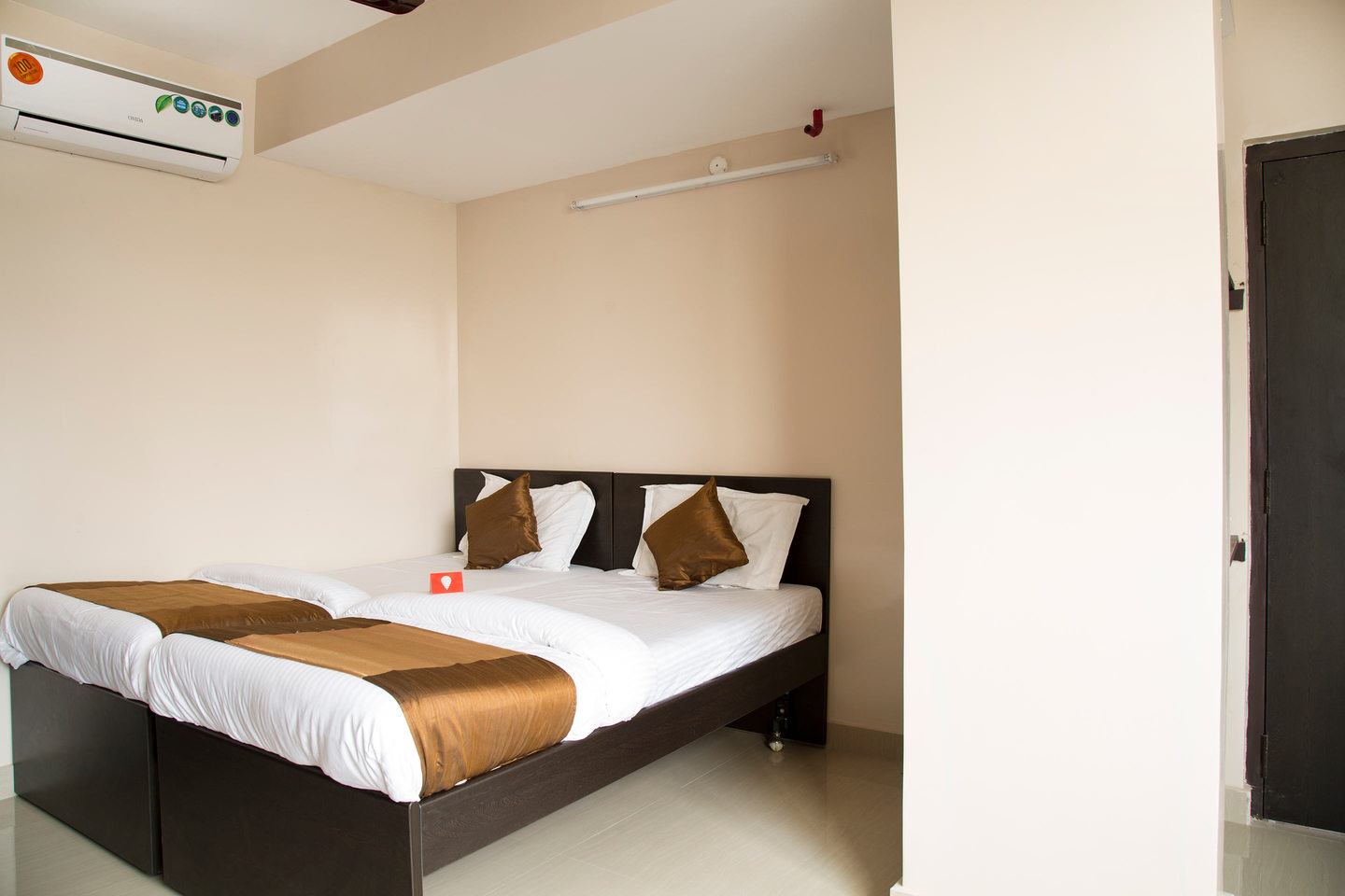 Hotel Dwaraka Inn — Banquet Hall in Habsiguda, Hyderabad (on-site parking, in-house decoration, bar service available, 110–200 guest capacity) — photo 4
