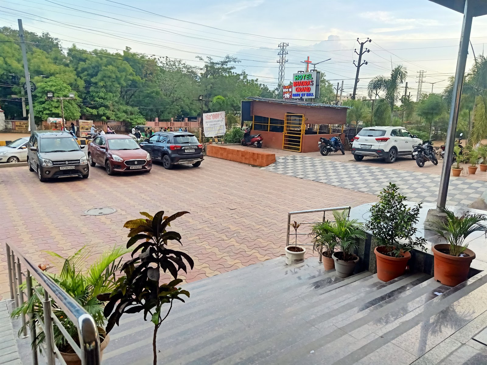 Hotel J.bhadra Grand — Banquet Hall in Hyderabad (on-site parking, in-house decoration, bar service available, 700–1050 guest capacity)