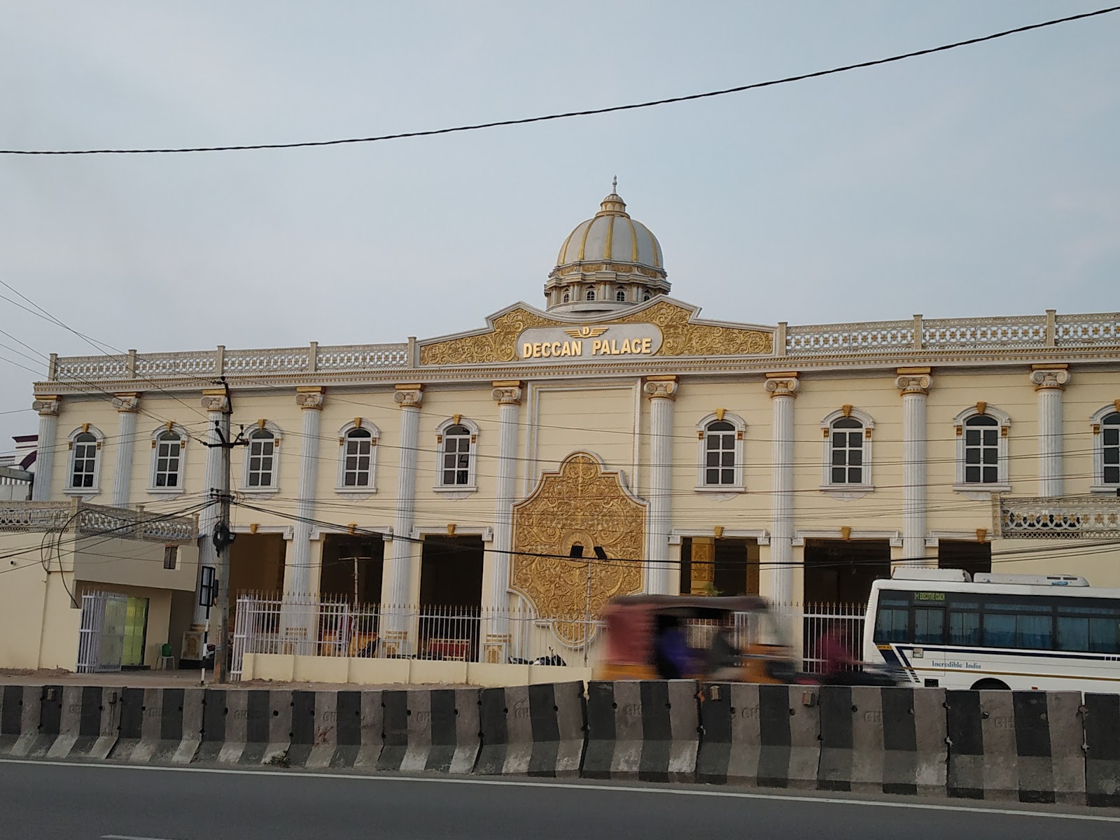 Deccan Palace Function Hall — Banquet Hall in Hyderabad (on-site parking, in-house decoration, bar service available, 700–1050 guest capacity)