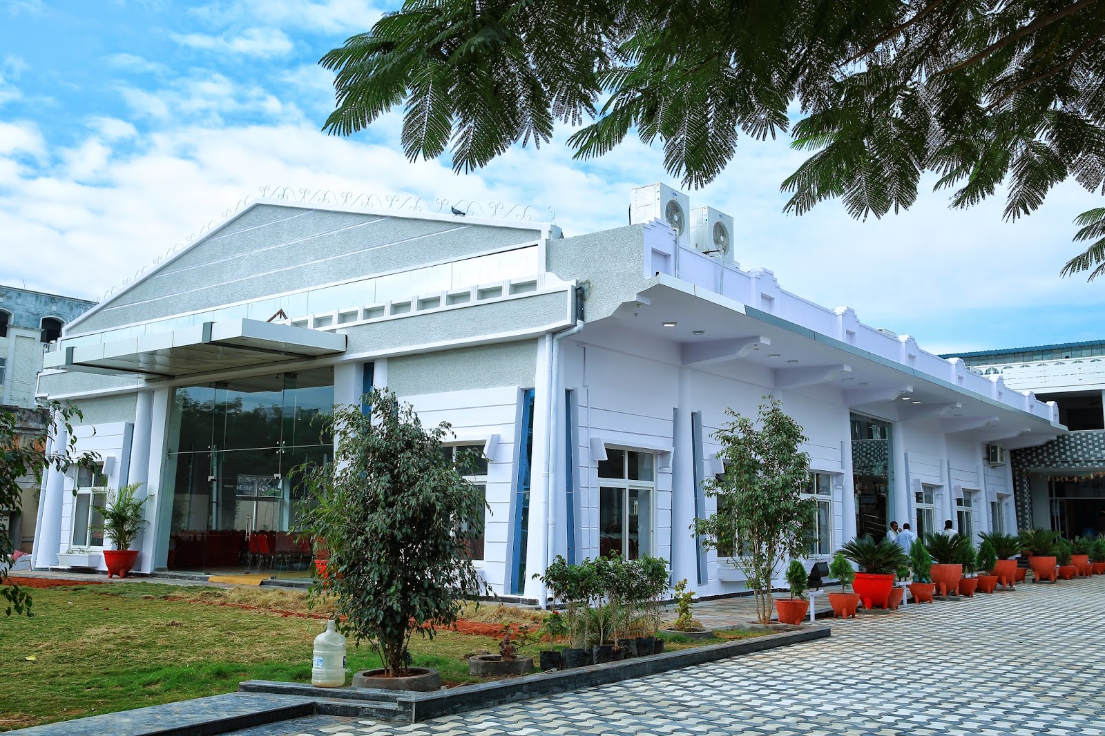 Sri Lakshmi Ac Convention Hall — Banquet Hall in Hyderabad (on-site parking, in-house decoration, bar service available, 600–900 guest capacity)