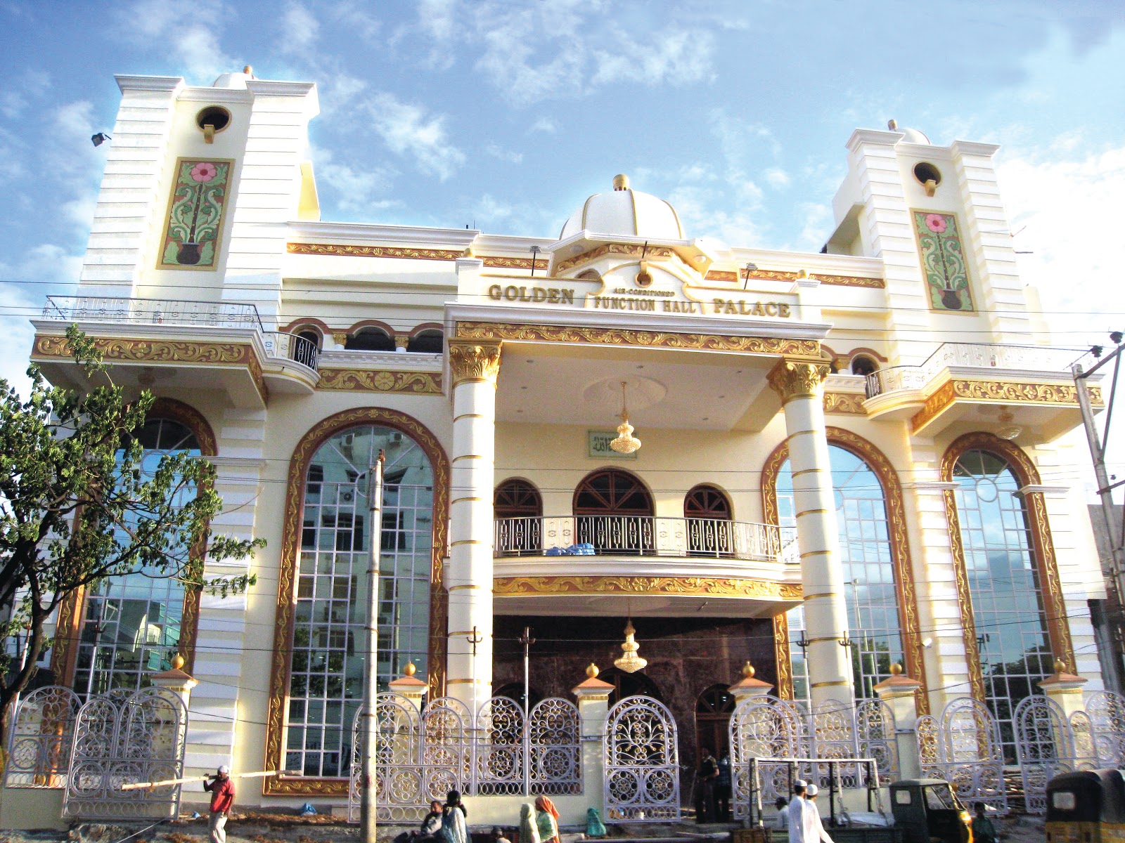 Golden Palace Function Hall · Toli Chowki — Banquet Hall in Toli Chowki, Hyderabad (on-site parking, in-house decoration, bar service available, 1500–2250 guest capacity)
