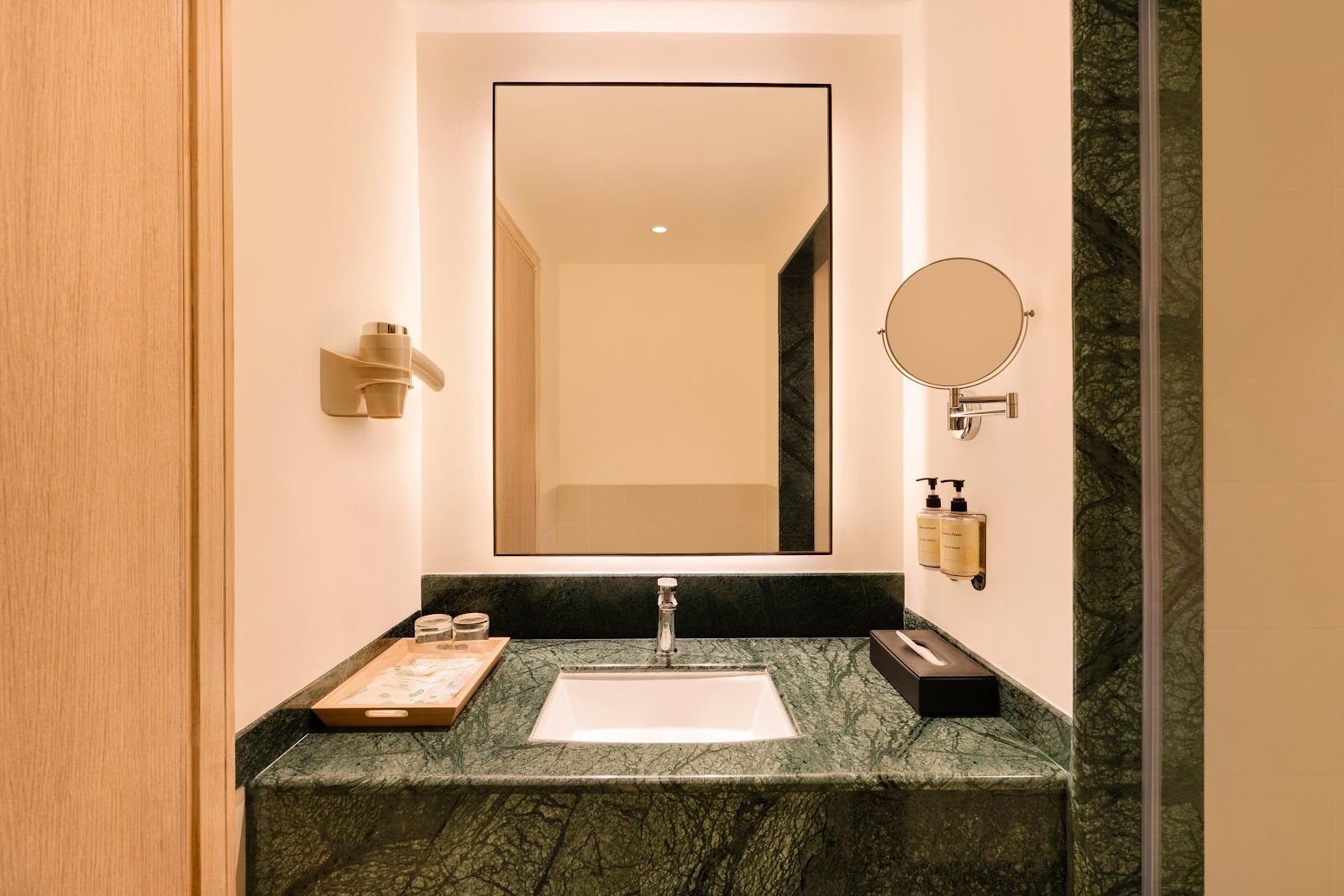 Lemon Tree Hotel · Gachibowli — Banquet Hall in Gachibowli, Hyderabad (on-site parking, in-house decoration, outside catering allowed, bar service available) — photo 4