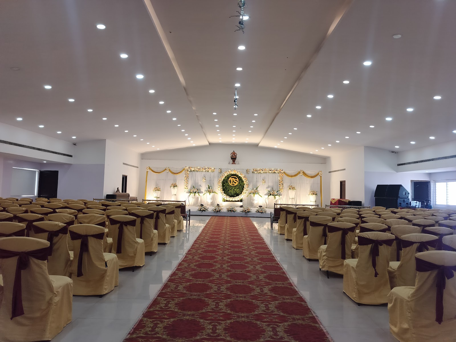 Vrr Ac Banquet Hall · Secunderabad — Banquet Hall in Hyderabad (on-site parking, in-house decoration, bar service available, 500–750 guest capacity)