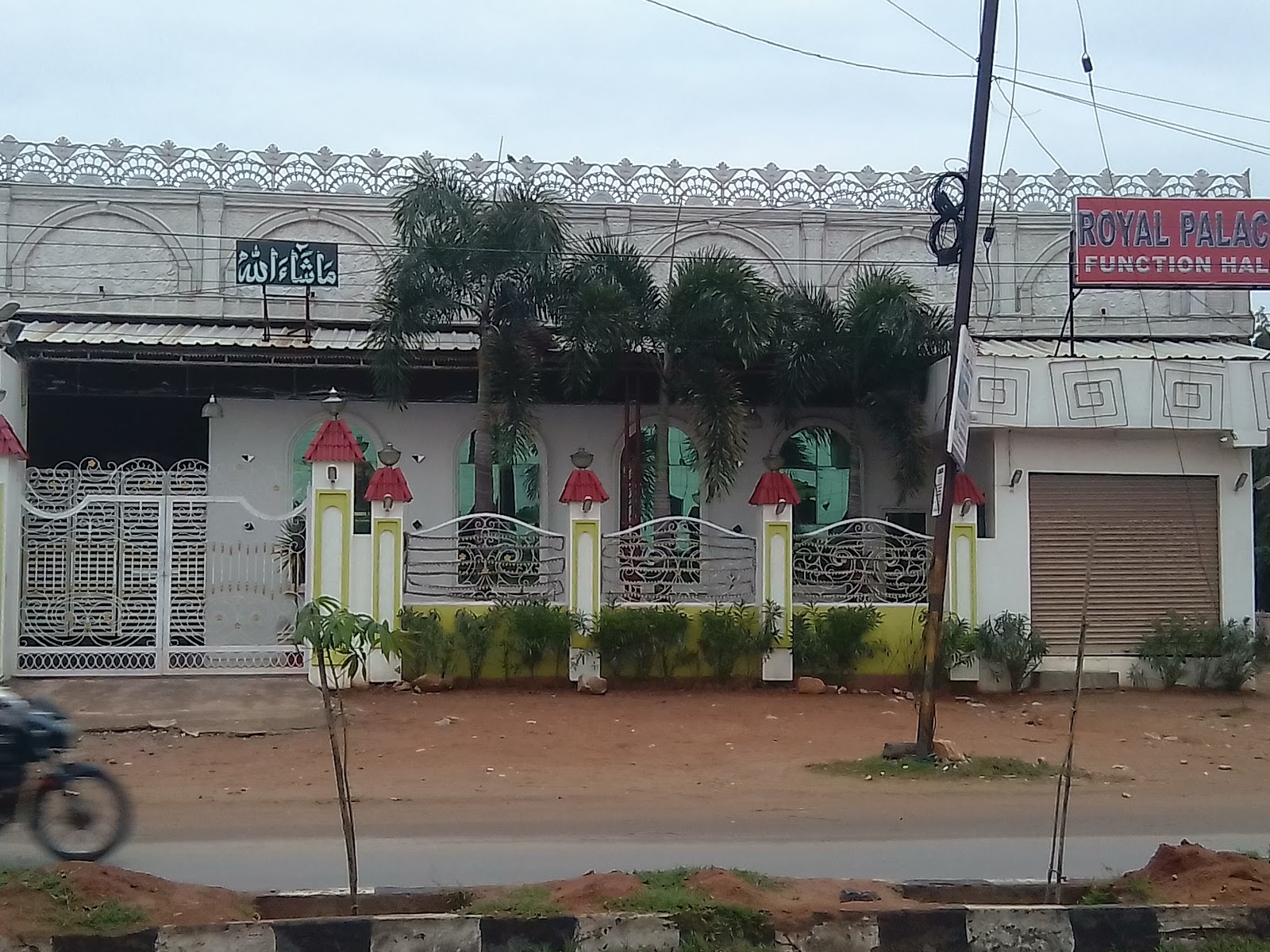 Royal Palace Function Hall — Banquet Hall in Hyderabad (on-site parking, in-house decoration, bar service available, 1500–2200 guest capacity)