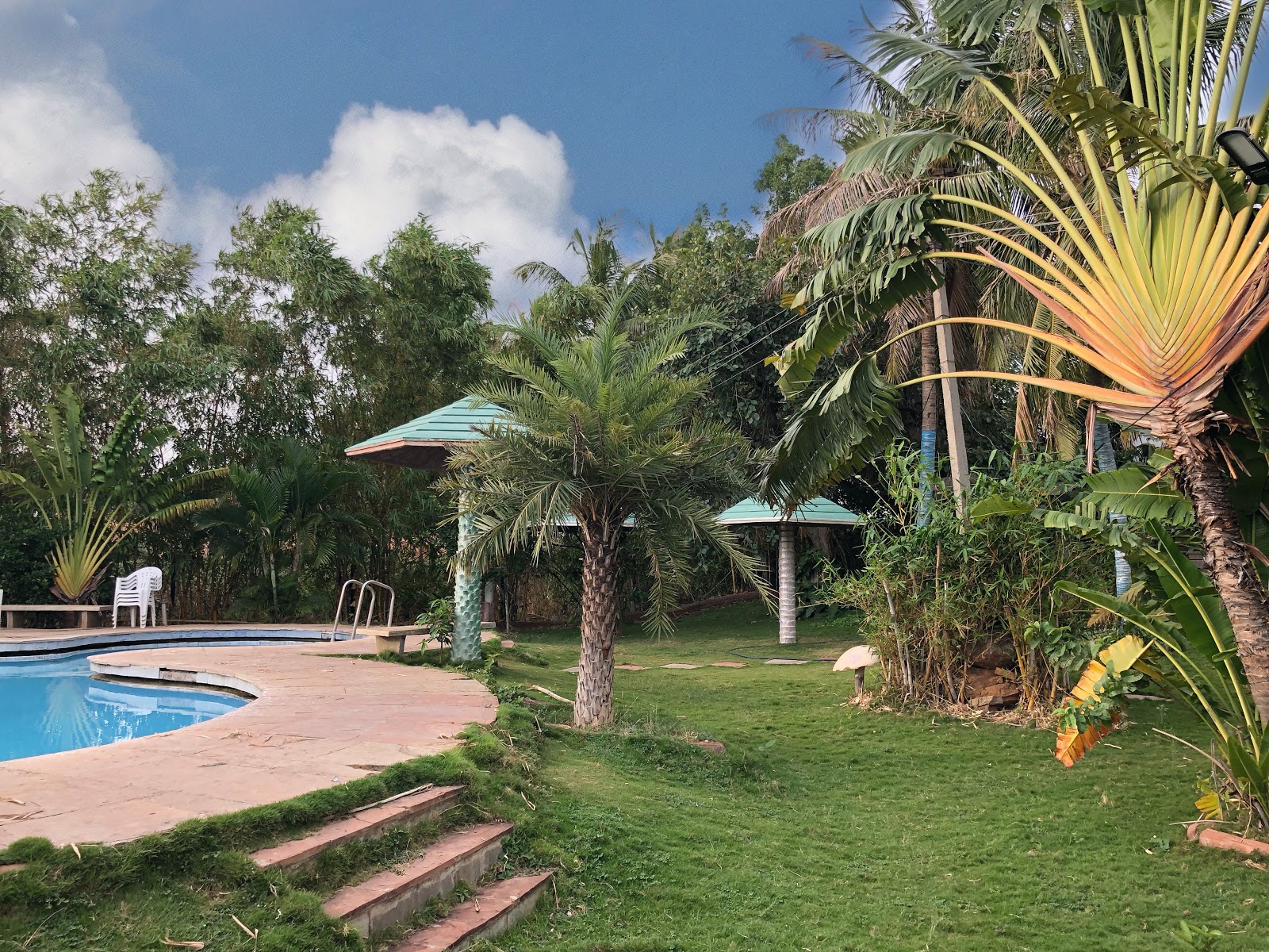 Lake Berry Farmhouse — Farm House in Gandipet, Hyderabad (on-site parking, in-house decoration, DJ permitted, bar service available)