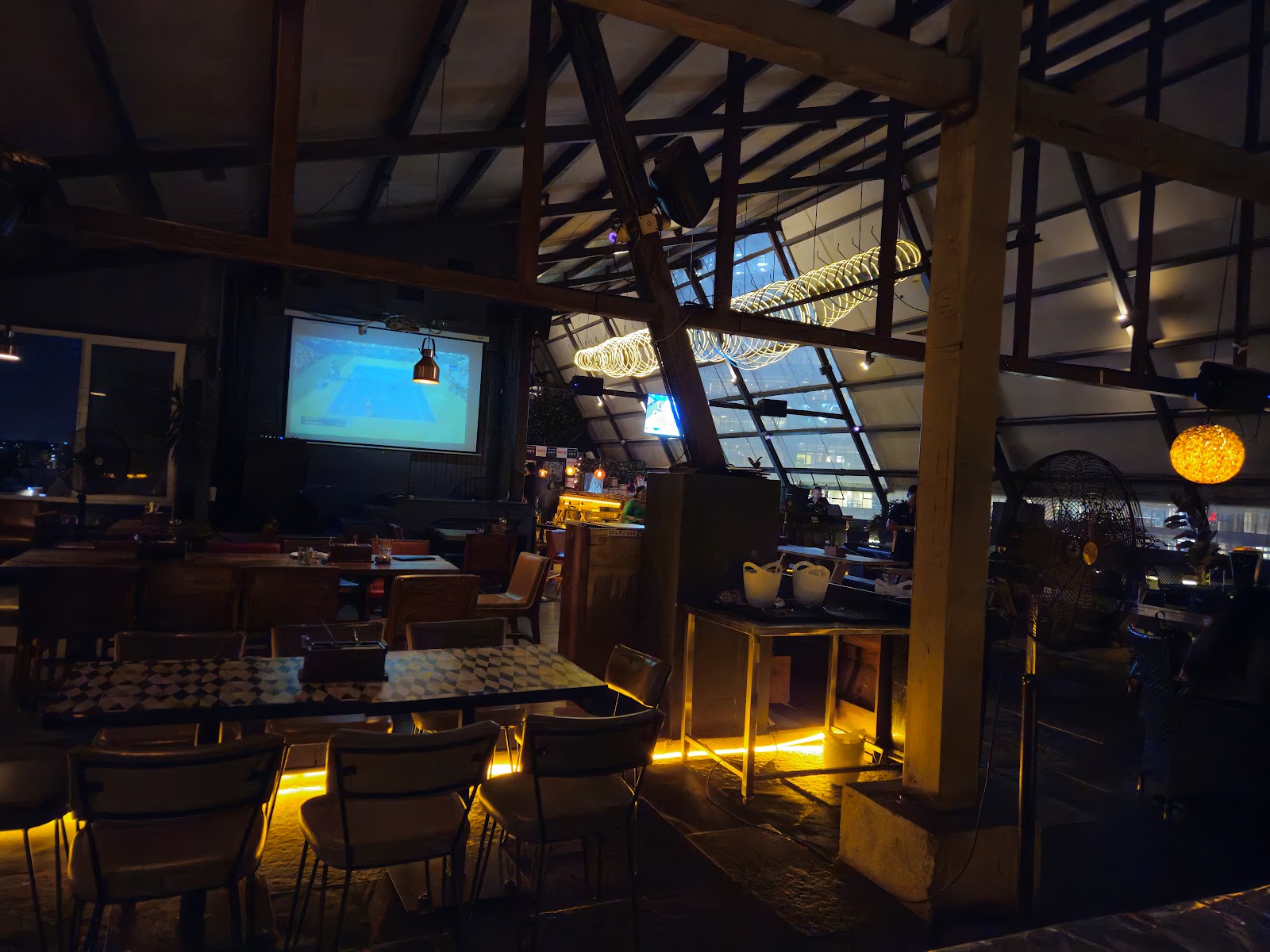 Gillys Resto Bar — Pub/Bar in Mahadevapura, Bangalore (on-site parking, in-house decoration, DJ permitted, bar service available) — photo 4