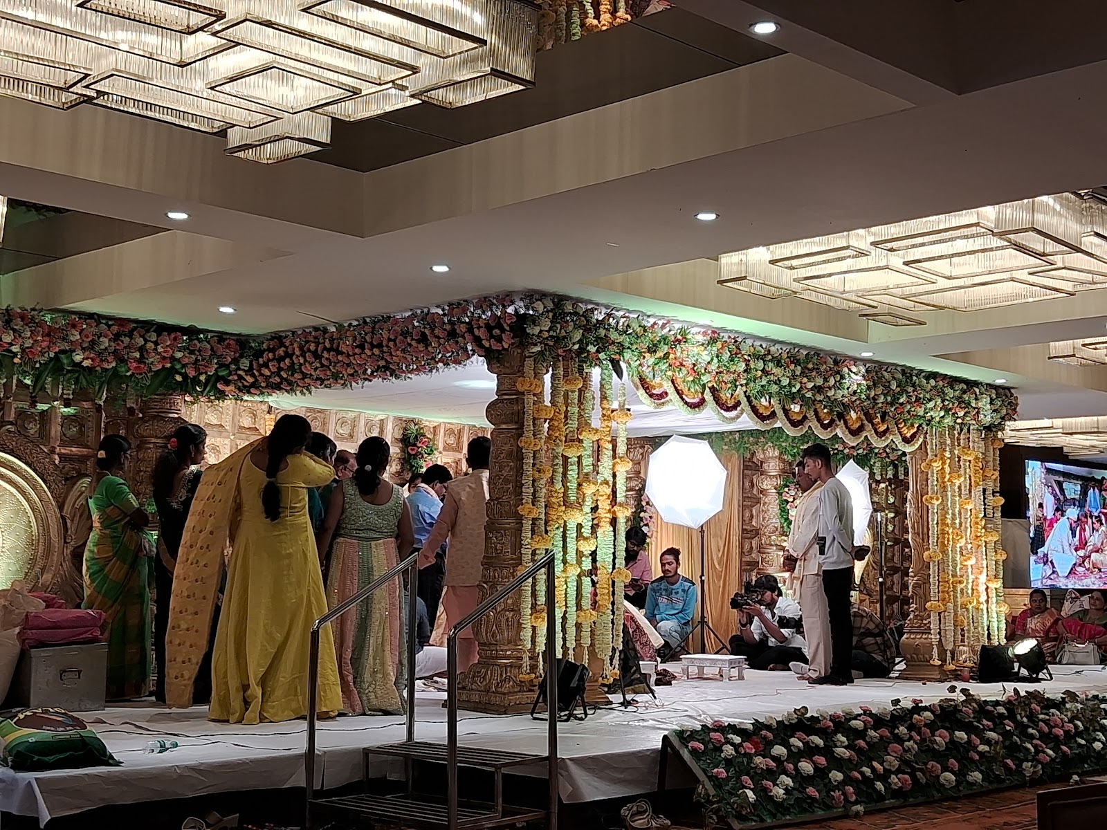 Vaishnovi Banquets — Banquet Hall in Kothapet, Hyderabad (on-site parking, in-house decoration, bar service available, 700–1500 guest capacity)