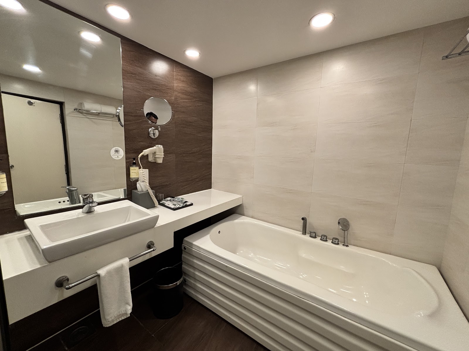 Lemon Tree Hotel · Banjara Hills — Banquet Hall in Banjara Hills, Hyderabad (on-site parking, in-house decoration, outside catering allowed, bar service available) — photo 3