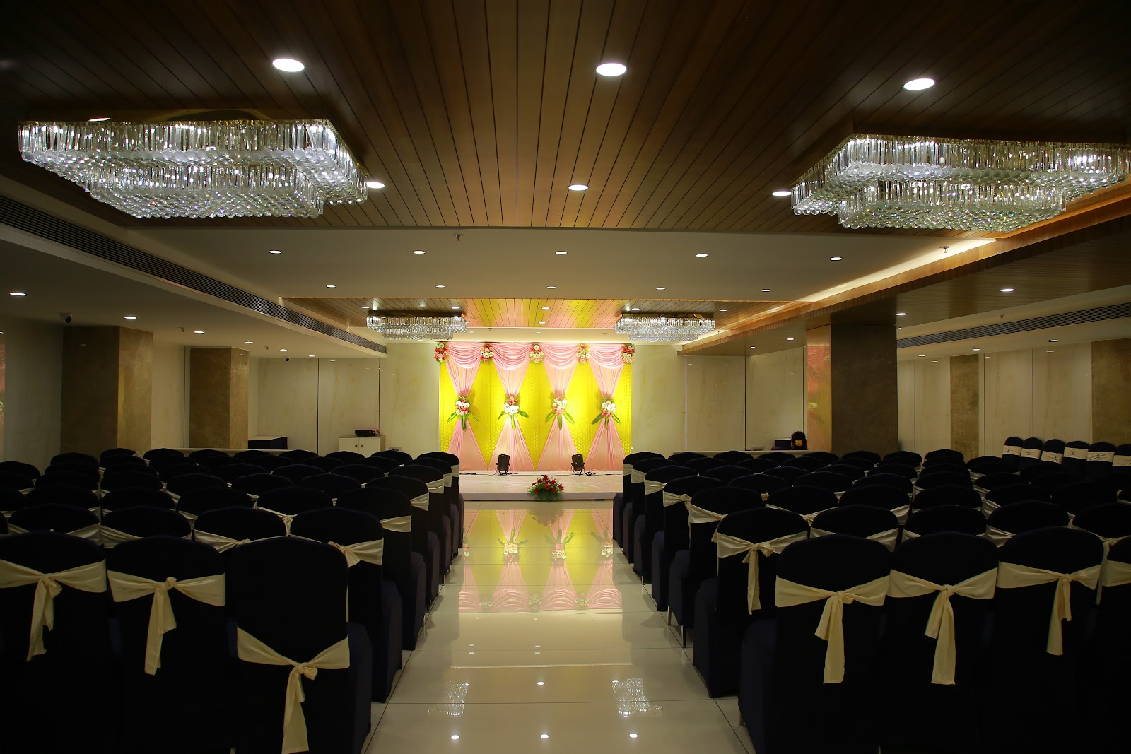 Shree Banquet Halls — Banquet Hall in Hyderabad (on-site parking, in-house decoration, bar service available, 200–400 guest capacity)