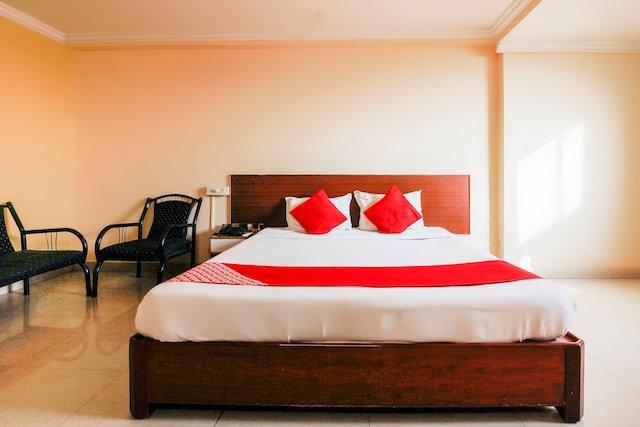 Hotel Priya Residency — Banquet Hall in Ranigunj, Hyderabad (on-site parking, in-house decoration, bar service available, 150–200 guest capacity) — photo 2