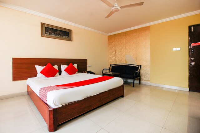 Hotel Priya Residency — Banquet Hall in Ranigunj, Hyderabad (on-site parking, in-house decoration, bar service available, 150–200 guest capacity) — photo 4