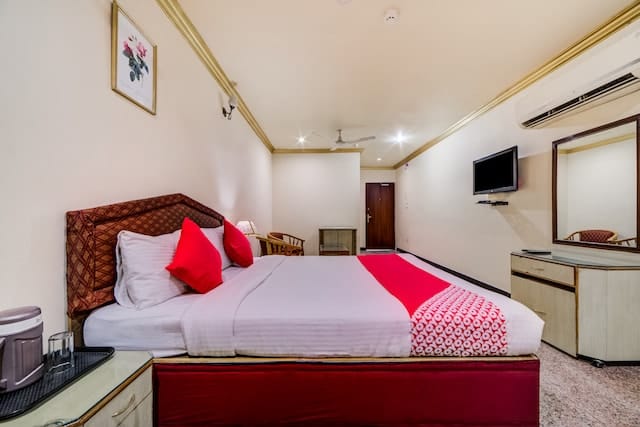 Hotel IK London Residency — Banquet Hall in Somajiguda, Hyderabad (on-site parking, in-house decoration, outside catering allowed, bar service available) — photo 2