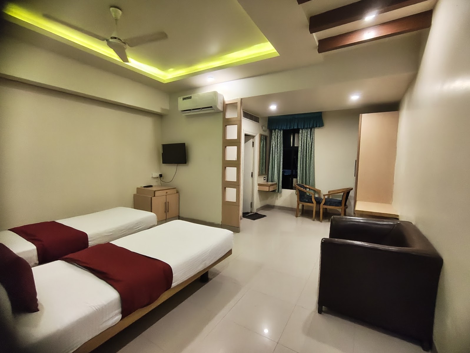 Hotel Log Inn — Banquet Hall in Ameerpet, Hyderabad (on-site parking, in-house decoration, outside catering allowed, bar service available) — photo 2