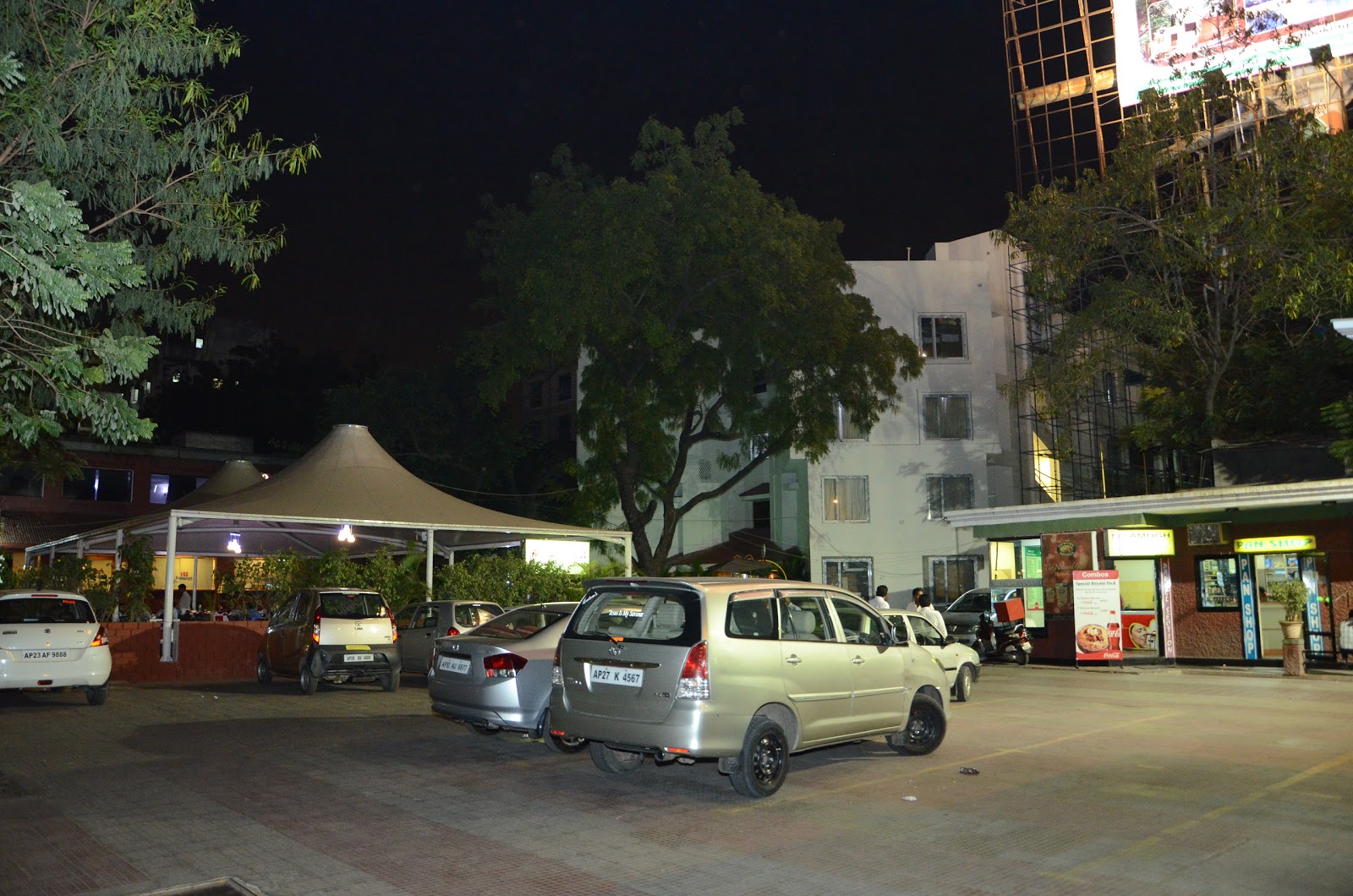 Hotel Yatri Nivas — Banquet Hall in Hyderabad (on-site parking, in-house decoration, bar service available, 100–300 guest capacity)