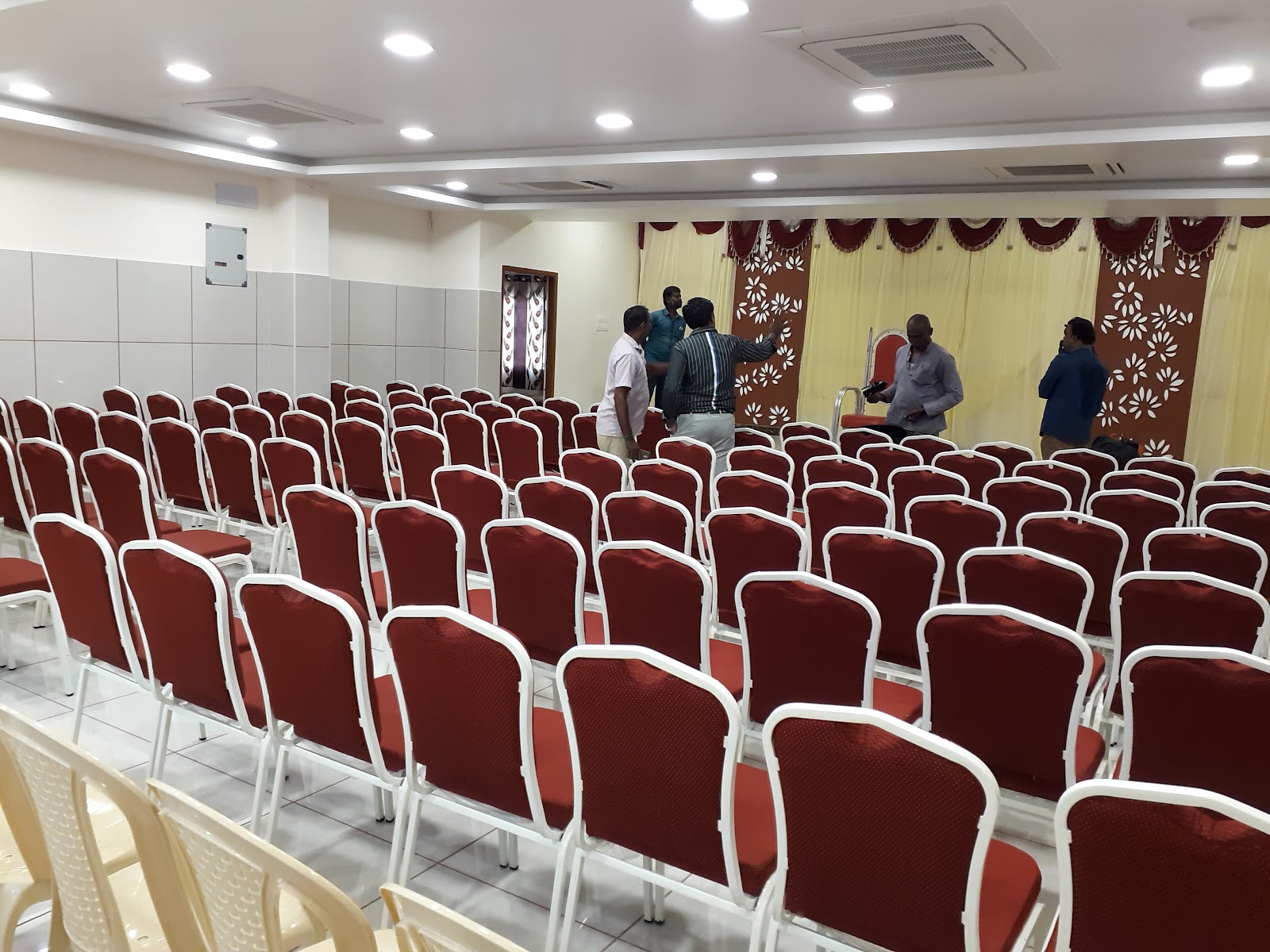 Shri Valli A/C Hall — Banquet Hall in Virugambakkam, Chennai (on-site parking, in-house decoration, bar service available, 150–250 guest capacity) — photo 2