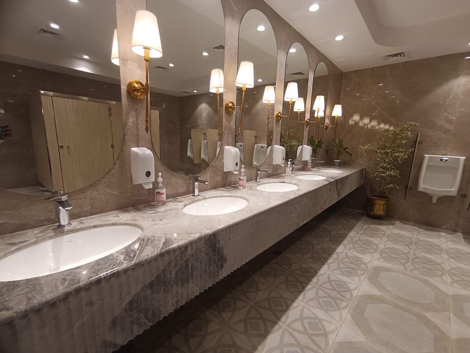 Ambassador Pallava Hotel — Banquet Hall in Egmore, Chennai (on-site parking, in-house decoration, bar service available, 600–1000 guest capacity) — photo 4