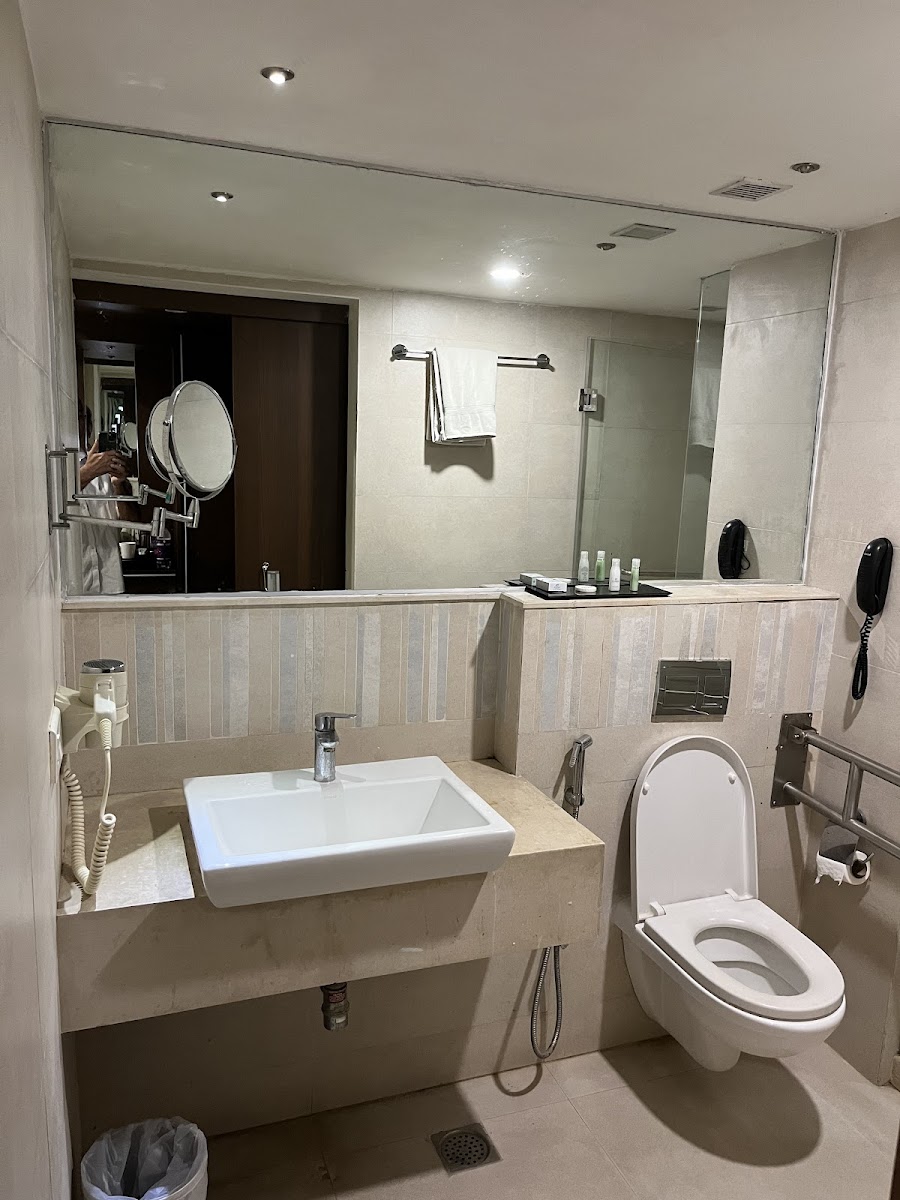 V7 Hotel — Banquet Hall in Porur, Chennai (on-site parking, in-house decoration, bar service available, 300–450 guest capacity) — photo 3