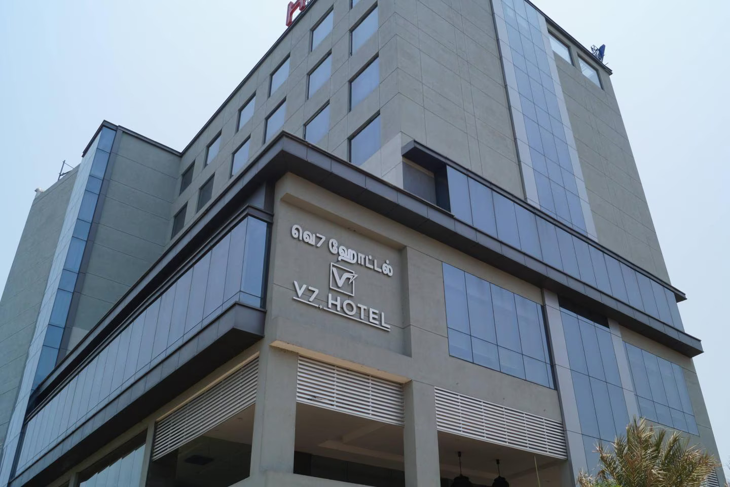 V7 Hotel — Banquet Hall in Porur, Chennai (on-site parking, in-house decoration, bar service available, 300–450 guest capacity) — photo 4