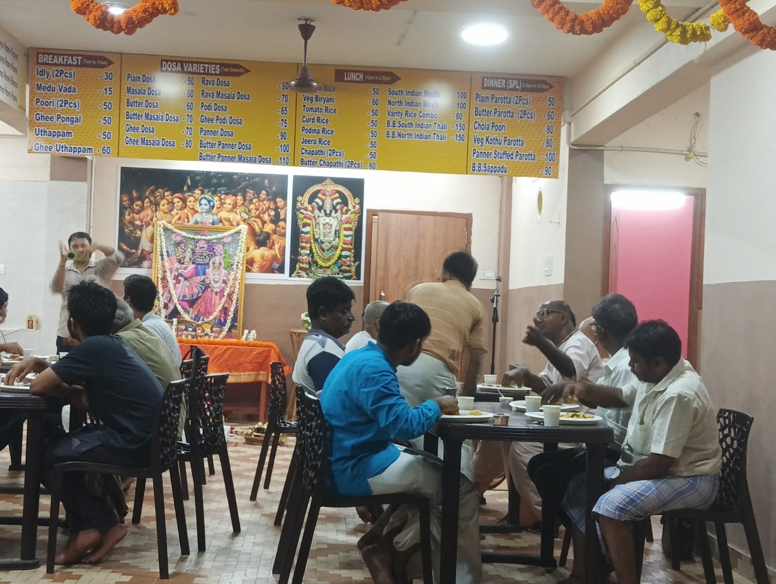 Sri Srinivasa Mini Hall — Banquet Hall in Anna Nagar, Chennai (on-site parking, in-house decoration, DJ permitted, bar service available) — photo 4