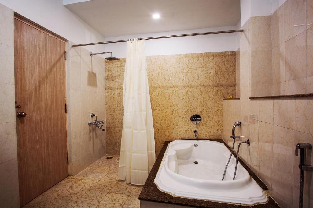 Cinemascope An Apart Hotel — Banquet Hall in Palavakkam, Chennai (on-site parking, in-house decoration, bar service available, 300–500 guest capacity) — photo 4