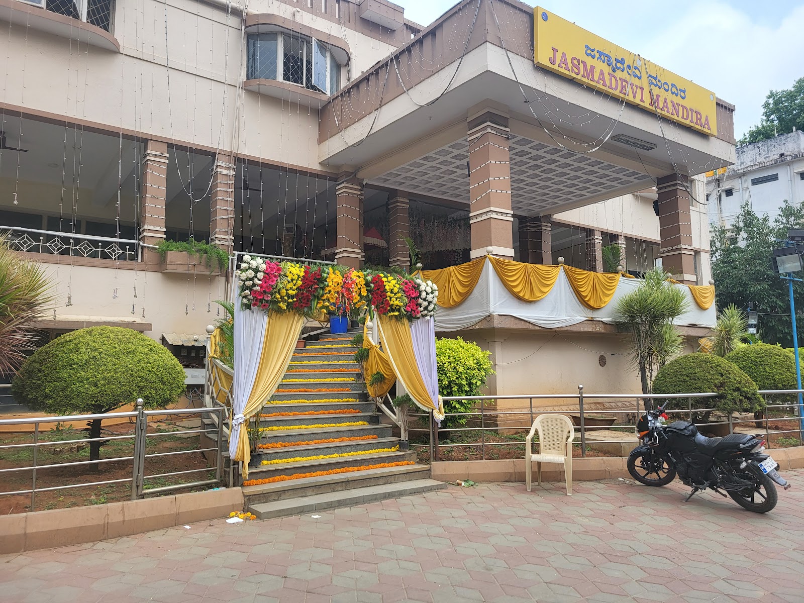 Jasmadevi Mandira Kalyana Mantapa — Banquet Hall in Austin Town, Bangalore (on-site parking, in-house decoration, DJ permitted, bar service available) — photo 2