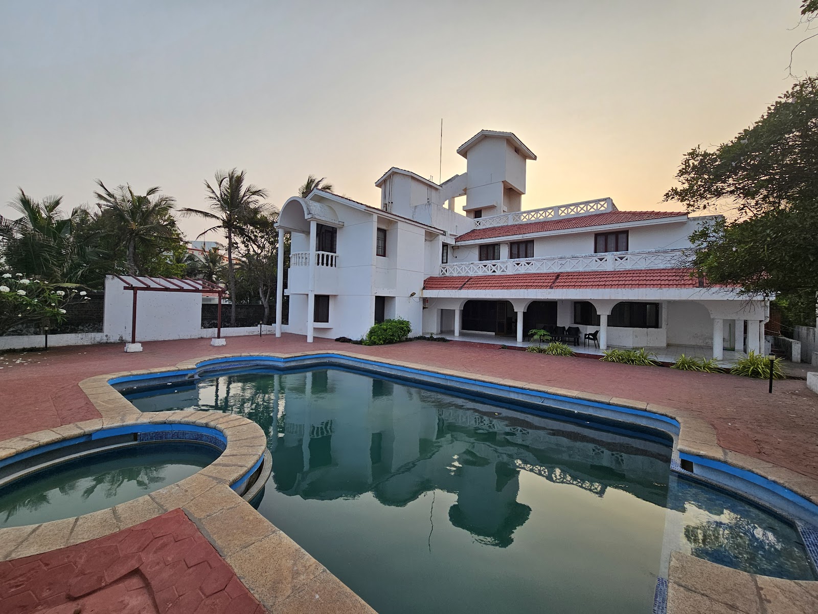 Pooja Garden Beach House — Banquet Hall in Chennai (on-site parking, in-house decoration, bar service available, 0–500 guest capacity)