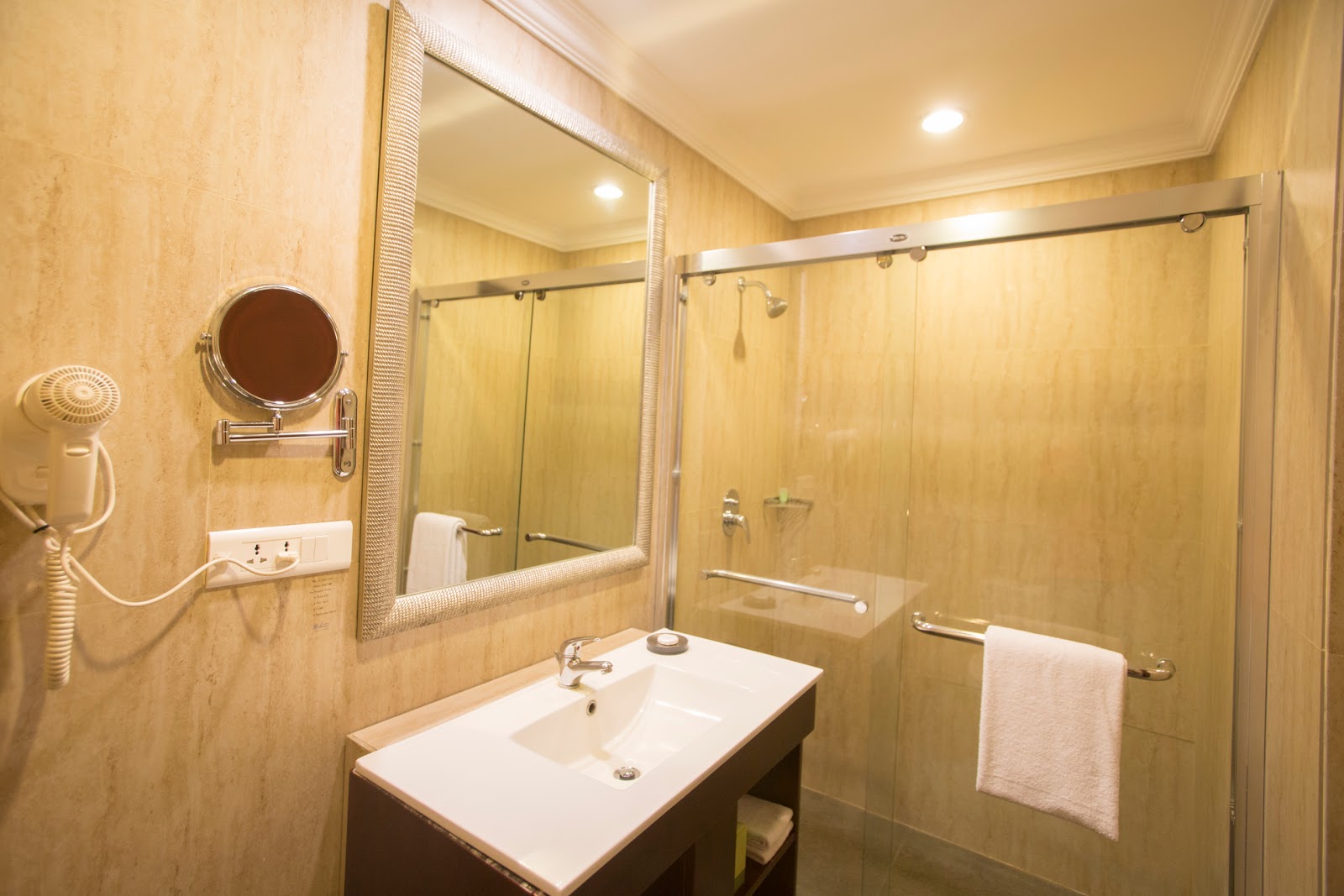 The Metroplace Hotels — Banquet Hall in Taramani, Chennai (on-site parking, in-house decoration, outside catering allowed, bar service available) — photo 3