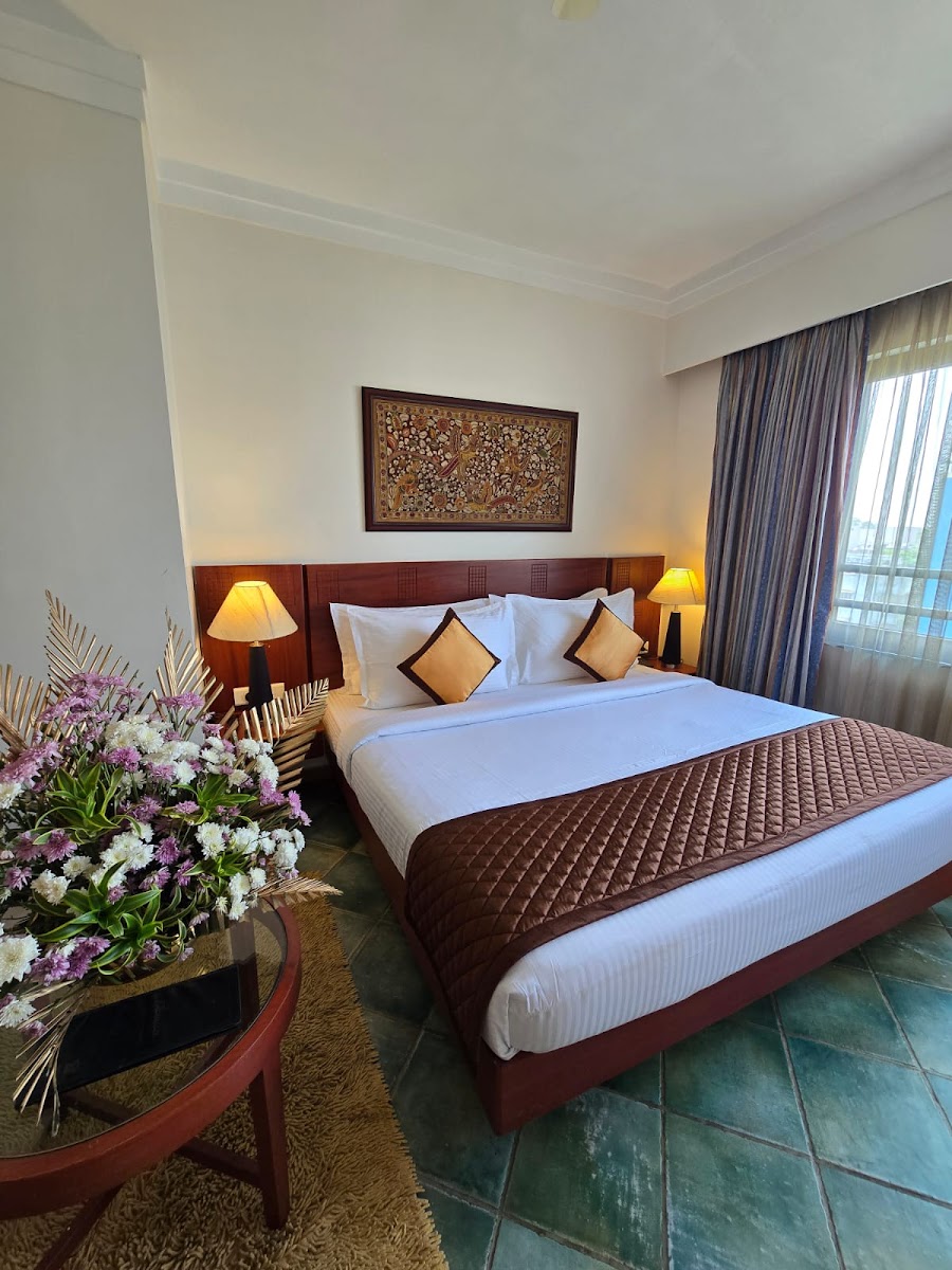 Harrisons Hotel — Banquet Hall in Nungambakkam, Chennai (on-site parking, in-house decoration, outside catering allowed, bar service available)