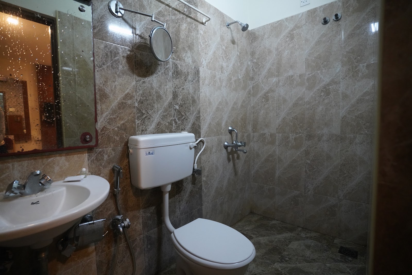 Hotel De Castle Inn — Banquet Hall in Porur, Chennai (on-site parking, in-house decoration, outside catering allowed, bar service available) — photo 4