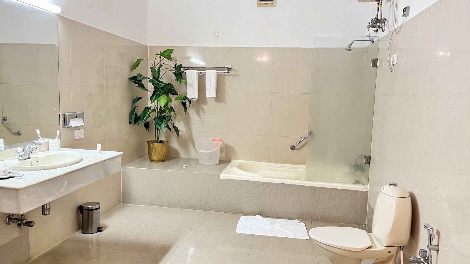 Jayamahal Palace Hotel — Banquet Hall in Palace Road, Bangalore (on-site parking, in-house decoration, bar service available, 2650–4000 guest capacity) — photo 4