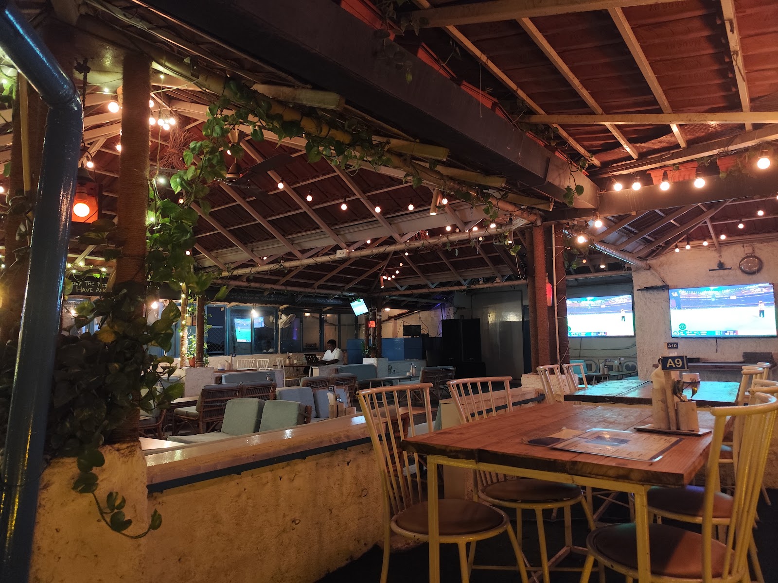 Knowhere — Banquet Hall in Banaswadi, Bangalore (on-site parking, in-house decoration, DJ permitted, bar service available) — photo 4