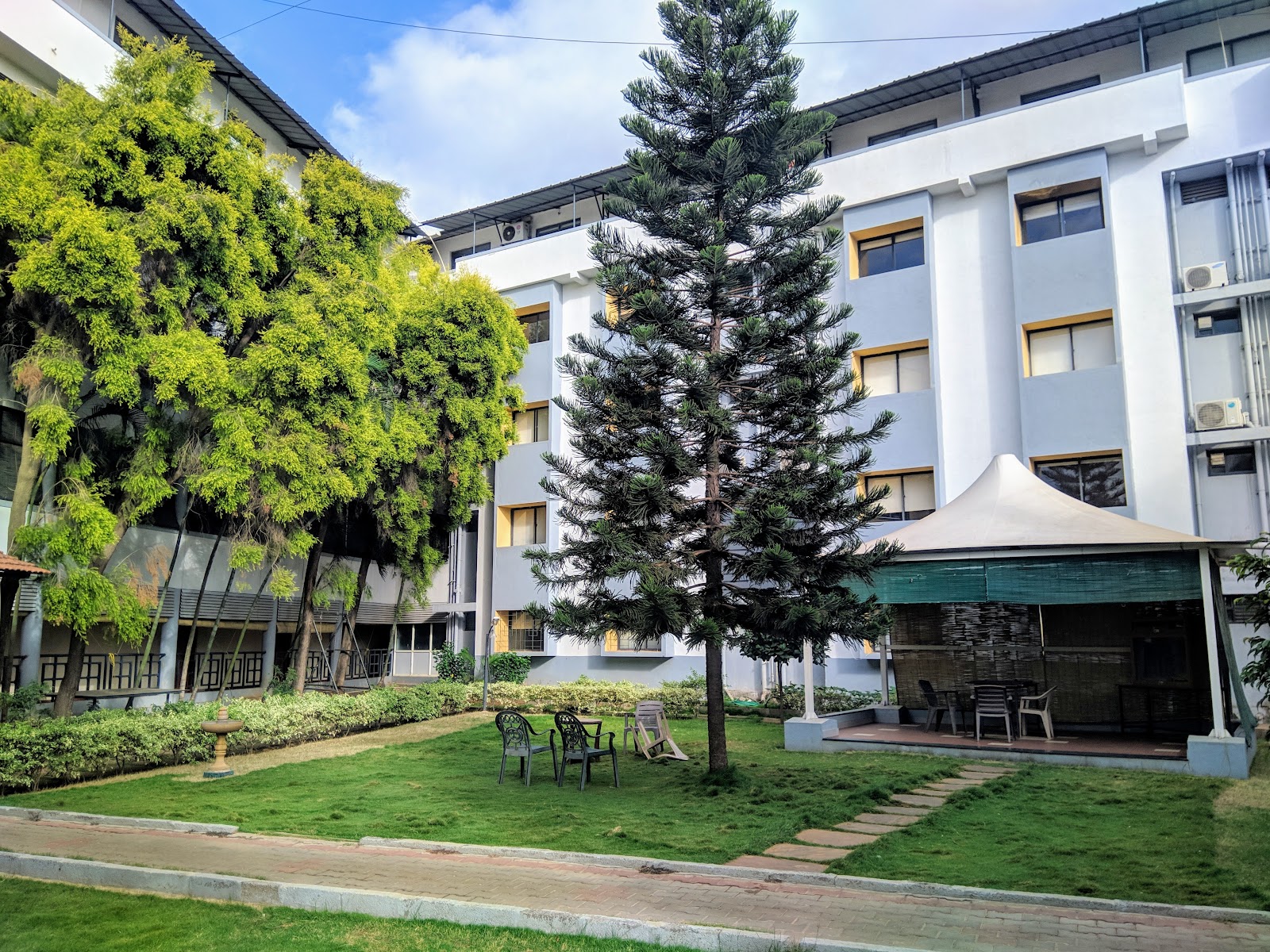 Online Suites Hotel — Banquet Hall in Hosur Road, Bangalore (on-site parking, in-house decoration, bar service available, 250–300 guest capacity) — photo 4